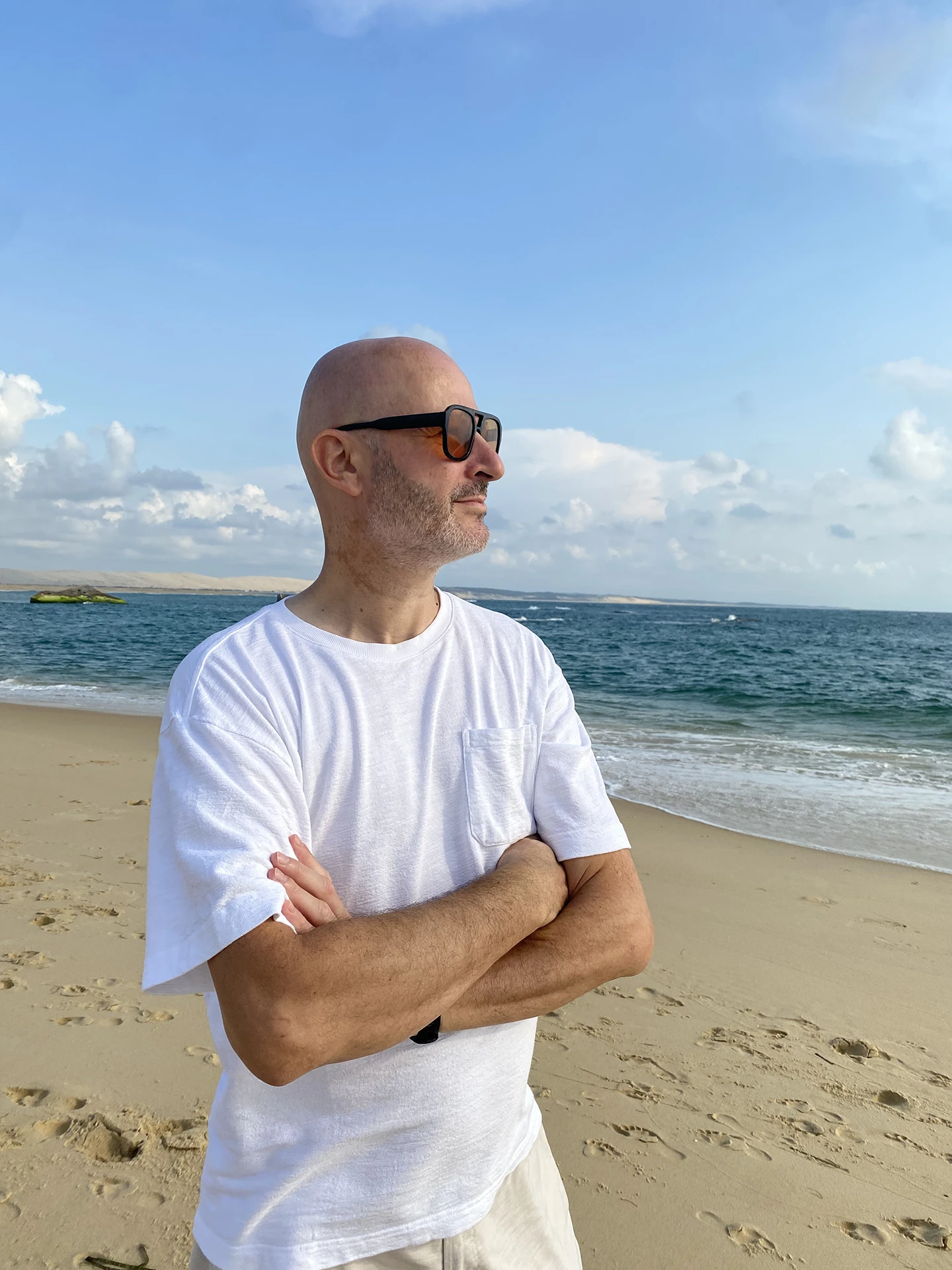 Damien, sur la plage du Cap-Ferret regarde l'océan